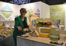 Marja Bastiaansen liet bij Bastiaansen Bio via Vandersterre proeven van de nieuwe kazen. Op het plankje de Grande Rouge. Rechts de Chimichurri en Geitenkaas met tuinkruiden. En er zijn ook plakken Bastiaansen-kaas van Demeterkwaliteit beschikbaar.